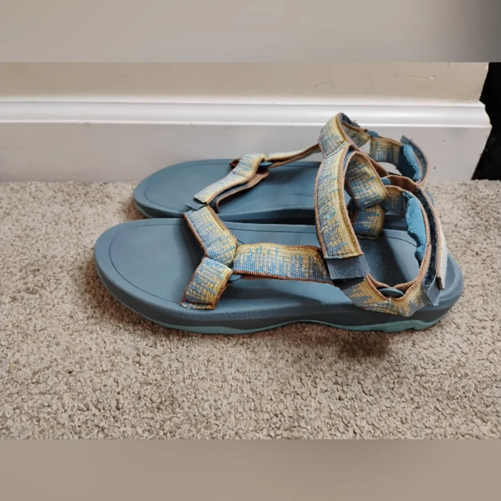 Teva men's Size 5 Teal and Yellow Strappy Sandals